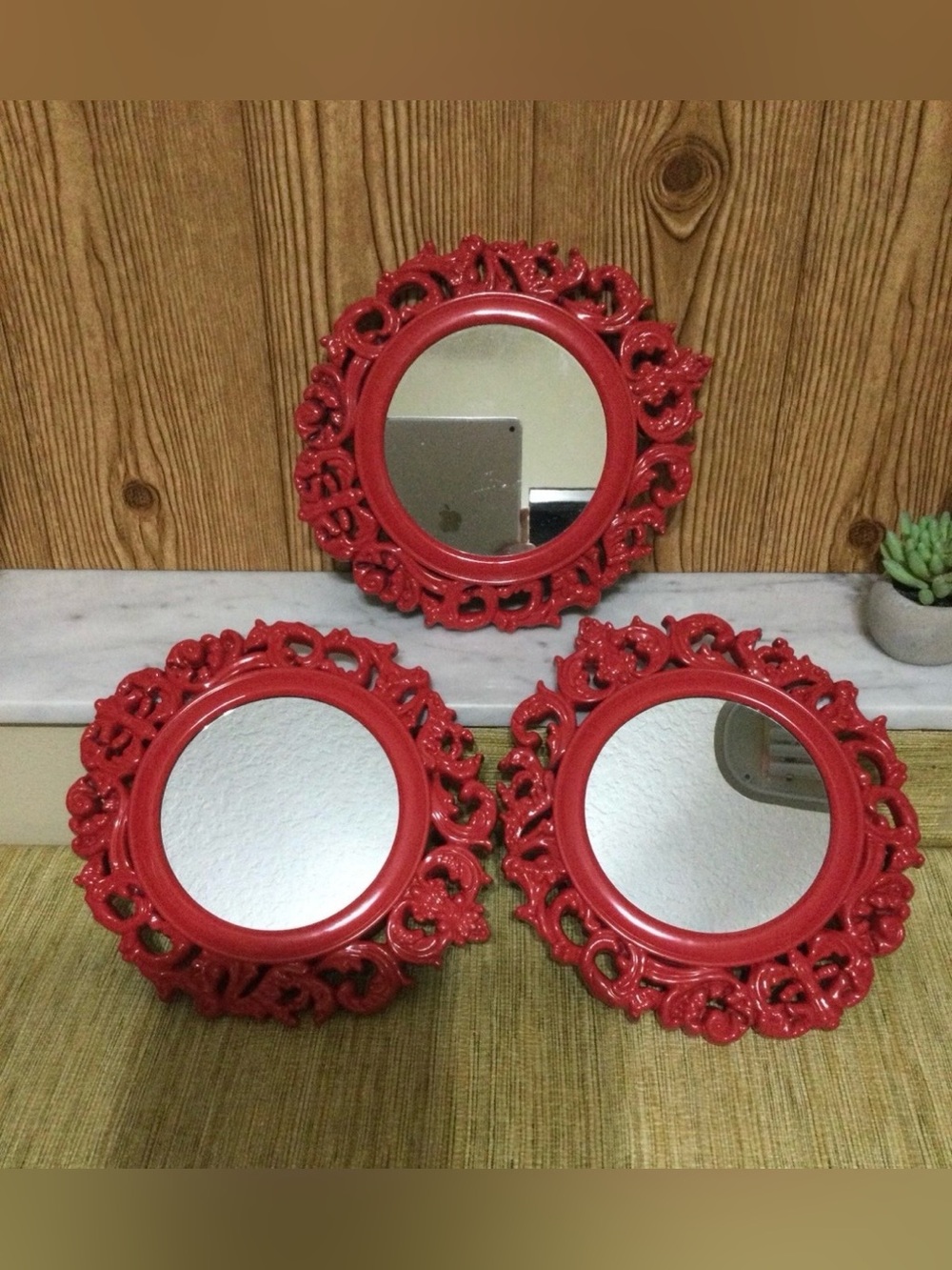 Plastic mirrors lightweight for hanging set of (3). 9" can be painted !